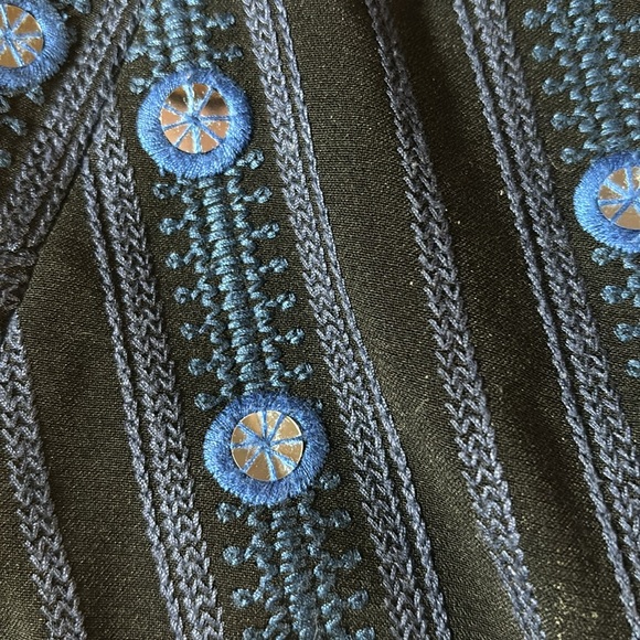 🌸🌸🌸Fun BCBG black and Royal blue mini skirt with dazzling details. - Picture 4 of 5